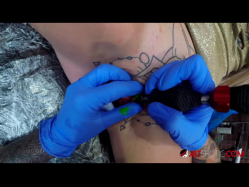 ❤️ Extremadamente tatuado hottie Sully Savage consiguió un tatuaje en su clítoris ☑ Super porno en es.credit-assorti.ru ❌️